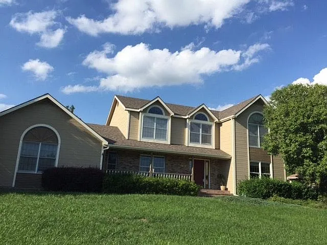 6 bed, 3.5 bath, 3556 sqft, $2,500 — Photo 1