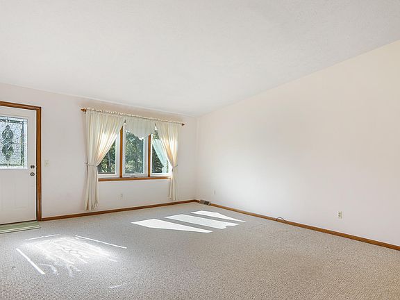 3rd image of 584 Gardenview Dr SW