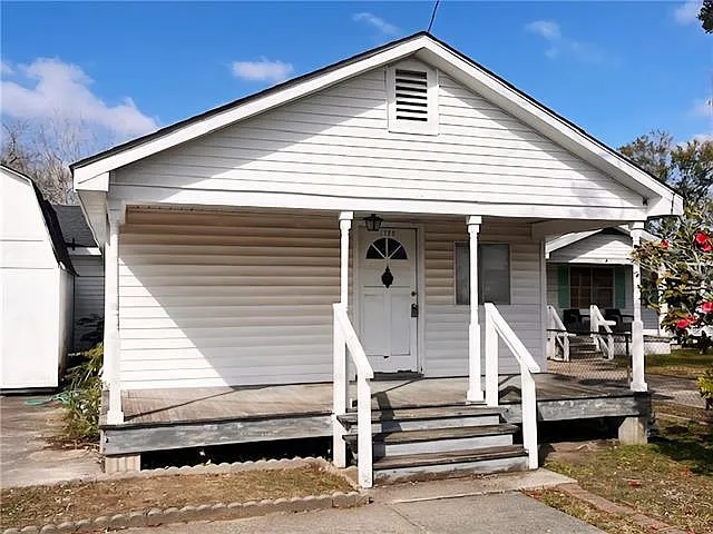 1728 Irma St — Photo 1