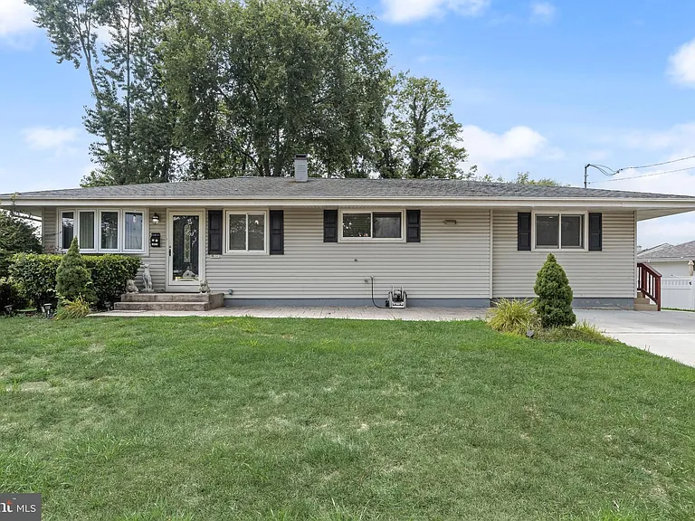 32 Larkin Rd — Photo 1