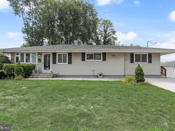 32 Larkin Rd, Burlington, NJ 08016