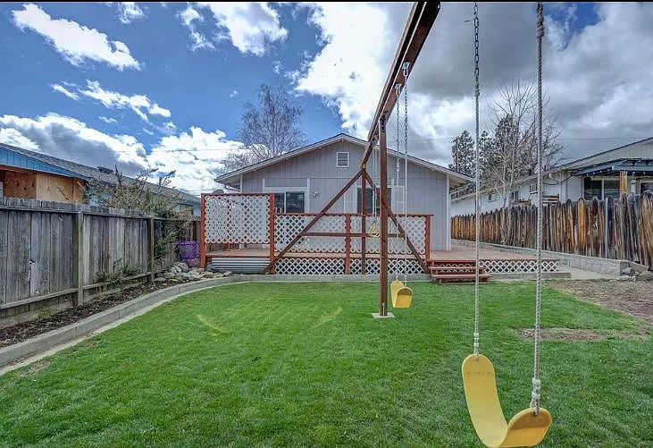 910 W Miner St — Photo 2