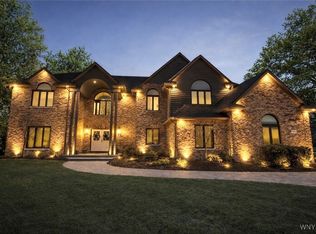 8261 Walnut Creek Ln, East Amherst, NY 14051