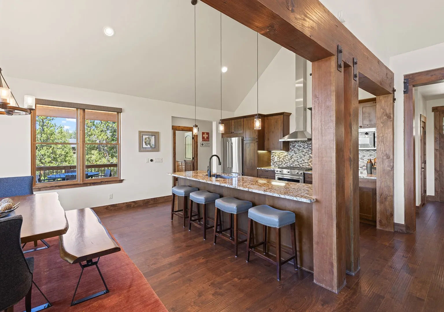 Luxury 5 Bedroom and 4 Bath on 5 Acres Available for Holiday Season! 1 to 2 Month Term. — Photo 4