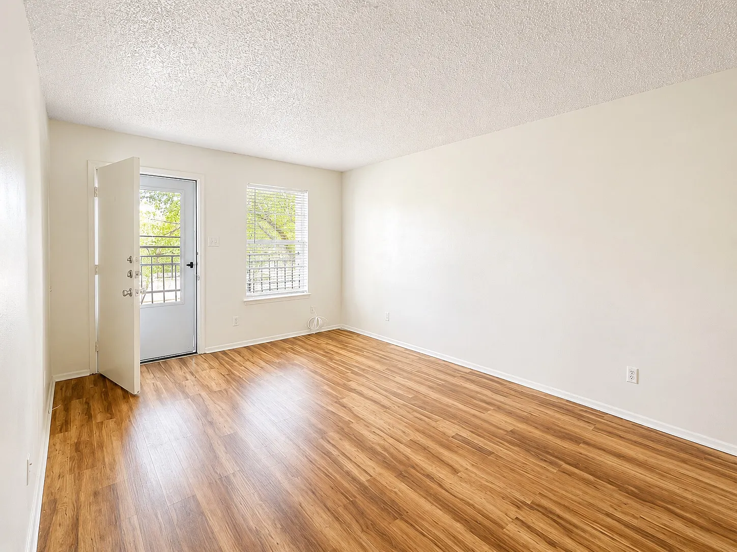 620 Londonderry Ln — Photo 4