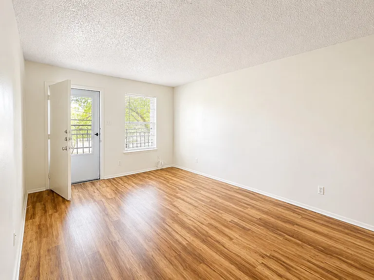 620 Londonderry Ln #202 — Photo 4