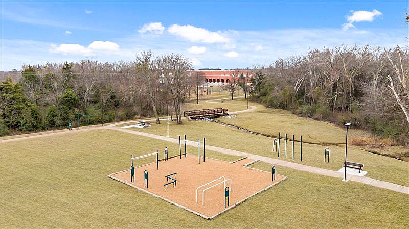 The community sits adjacent to Arlie E White Memorial Park.