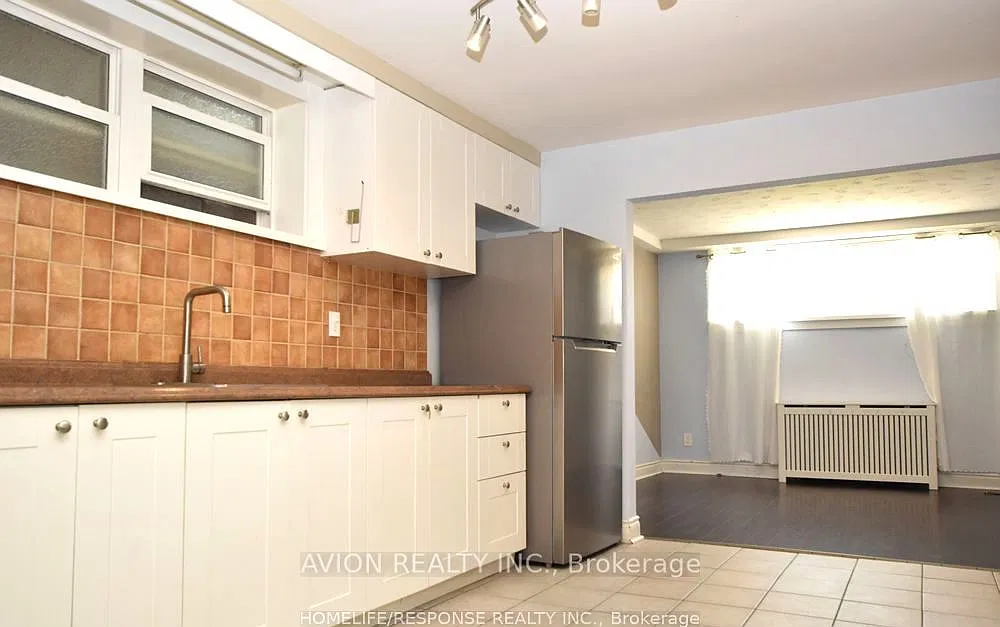 42 Emerald Cres — Photo 2
