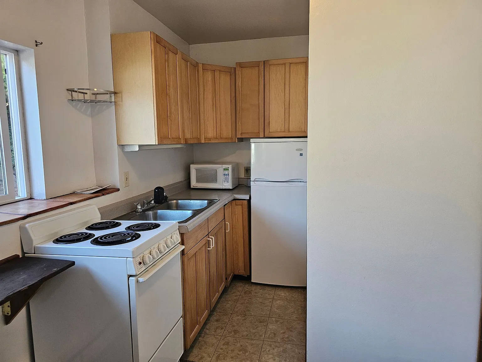Lancer Apartments: Leasing Specials! Beautiful Mid-Century Units in West Seattle — Photo 4