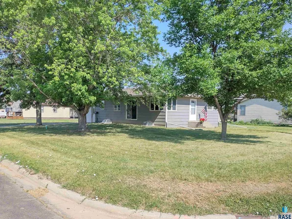 703 E 2nd Ave, Miller, SD 57362