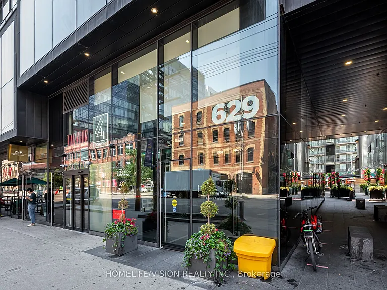 629 King St W #Penthouse 1415 — Photo 2