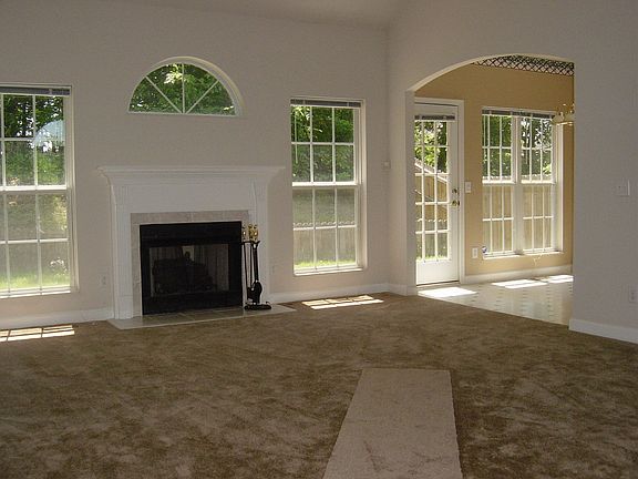 Spacious Living Room w/Fireplace
