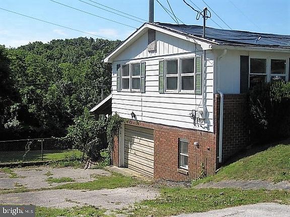 3rd image of 20 Waterfront Dr