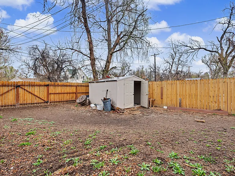 610 E Monument St — Photo 23