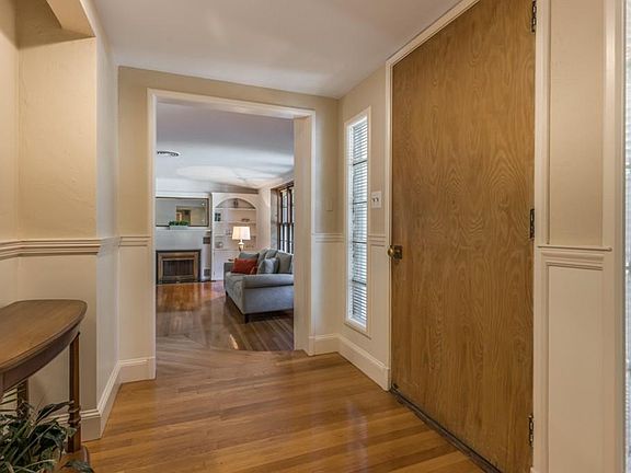 5th image of 150 Churchills Ln