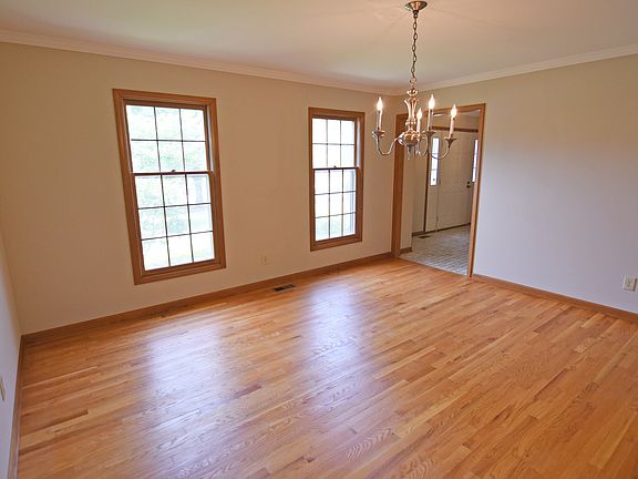 3rd image of 514 Longmeadow Cir