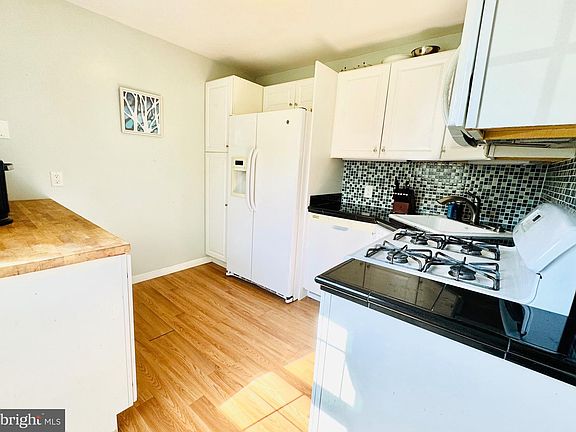 2nd image of 3426 Loganview Dr