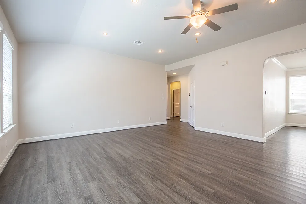 4 bed, 2464 sqft, $2,500 — Photo 3