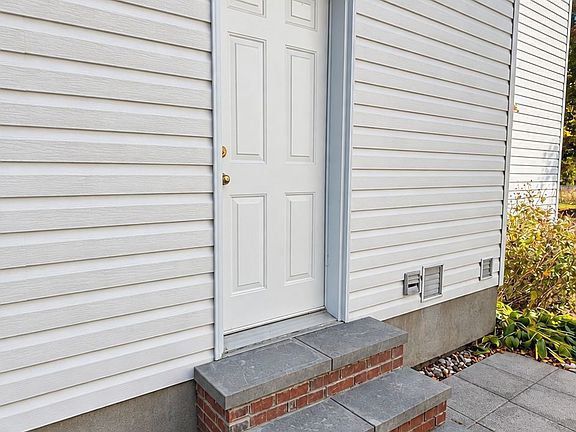 3rd image of 124 Ridgefield Cres