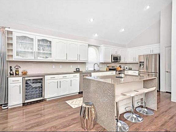 3rd image of 3909 Confidence Dr