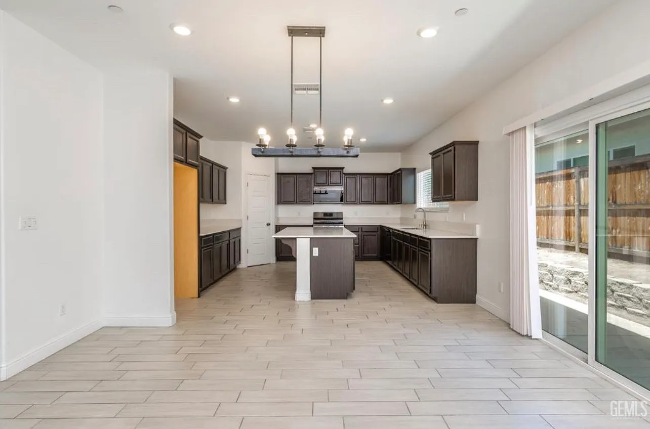 4 bed, 1878 sqft, $2,700 — Photo 2