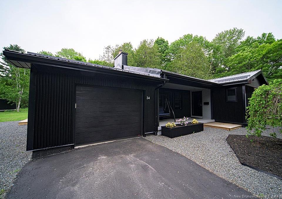 1st image of 34 Simcoe Ct