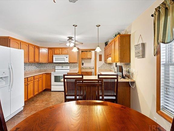 3rd image of 1525 W Andrew Ln