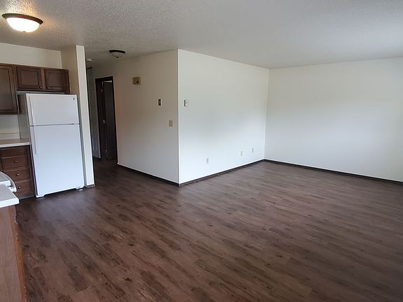 3rd image of 909 16th St N #1