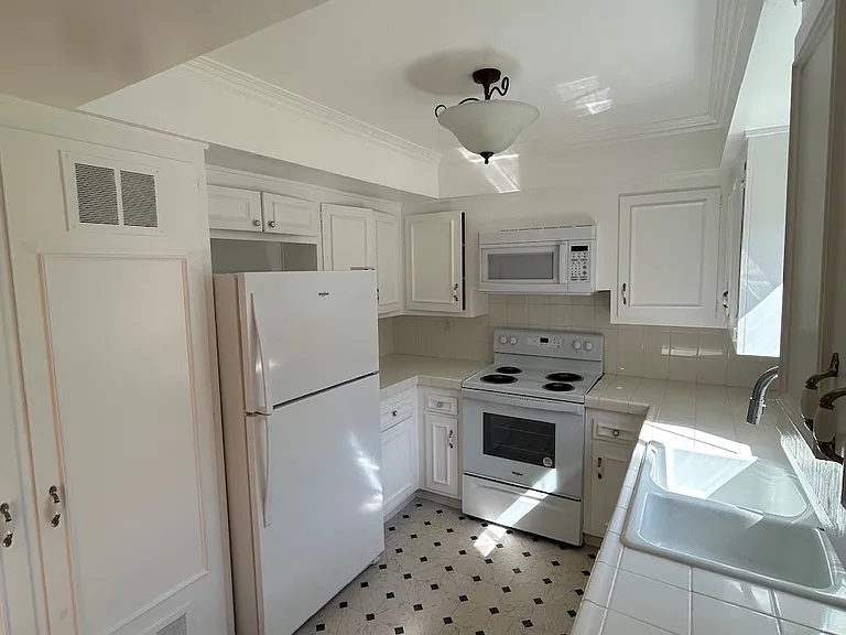 626 N Monterey St #M — Photo 20