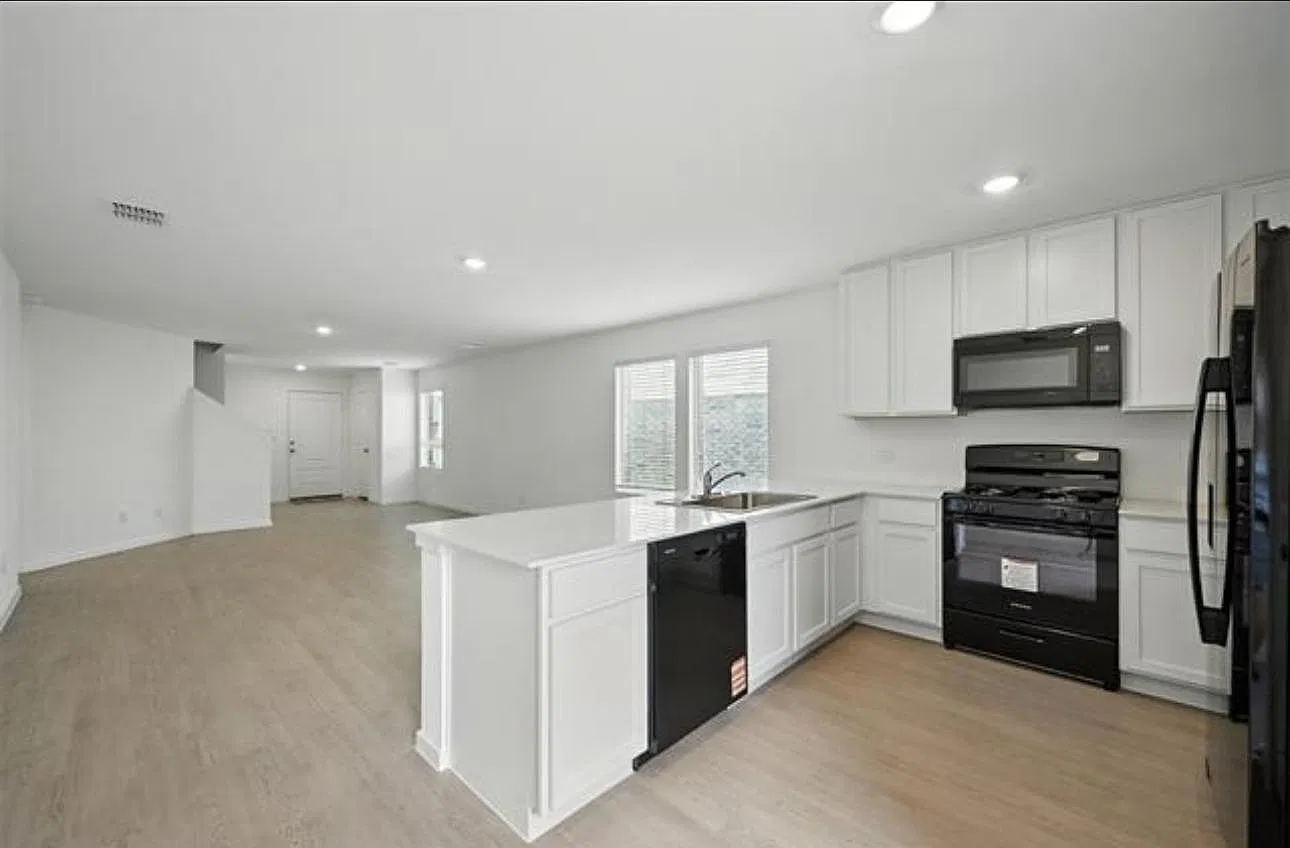 4 bed, 2.5 bath, 1880 sqft, $2,400 — Photo 2