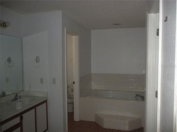 4th image of 516 Little Lake Ct