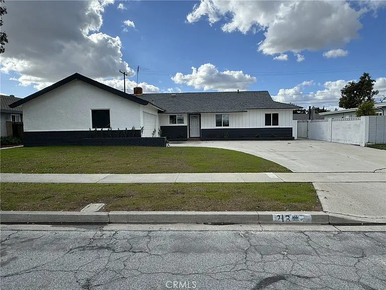 213 N Royal Pl — Photo 1