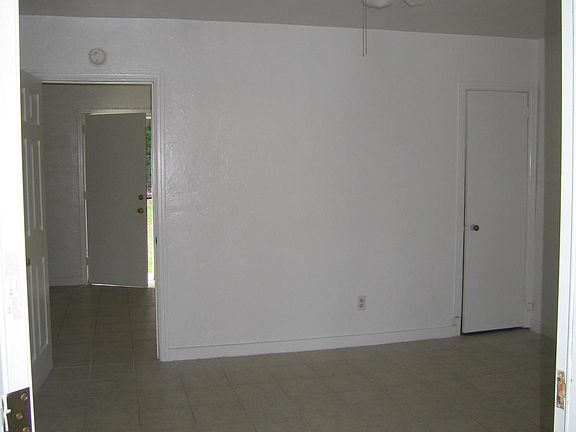 5th image of 879 Campus Cir