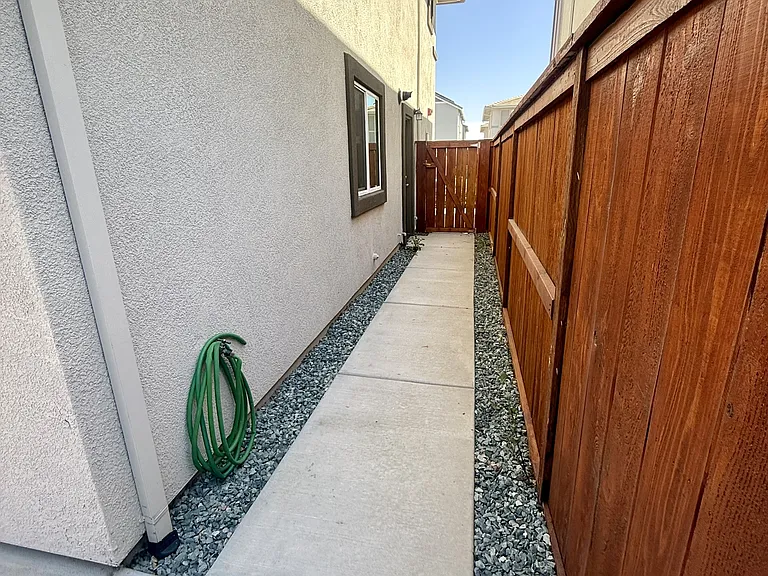 975 Franklin St — Photo 8