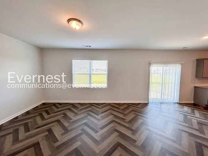 4 bed, 2.5 bath, 2358 sqft, $2,495 — Photo 2