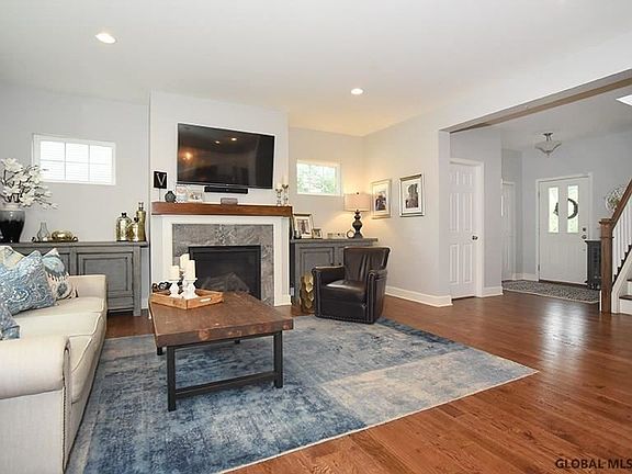 5th image of 32 Tamarac Dr
