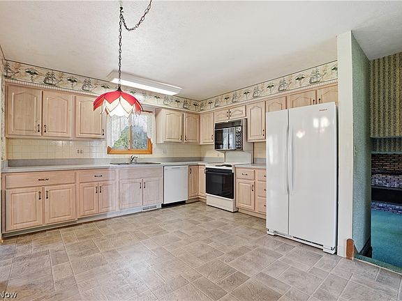 4th image of 26670 Fairfax Ln