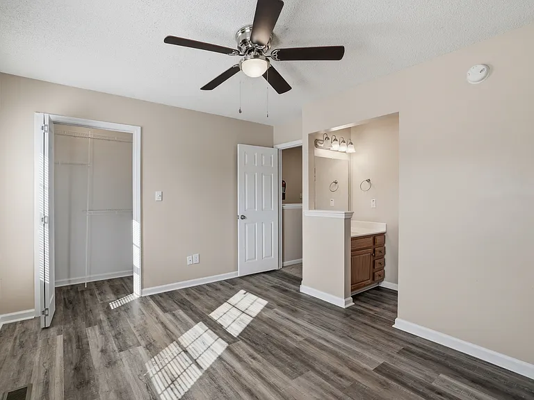 Sterling Pointe Apartments — Photo 39