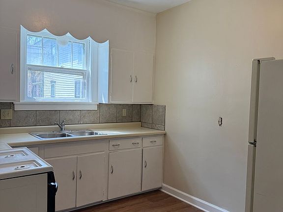 4th image of 306 N Locust St #3066
