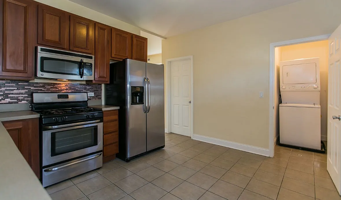 1636 N Spaulding Ave — Photo 3