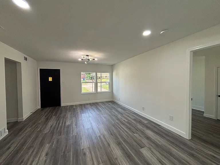 1825 Dudley St — Photo 2