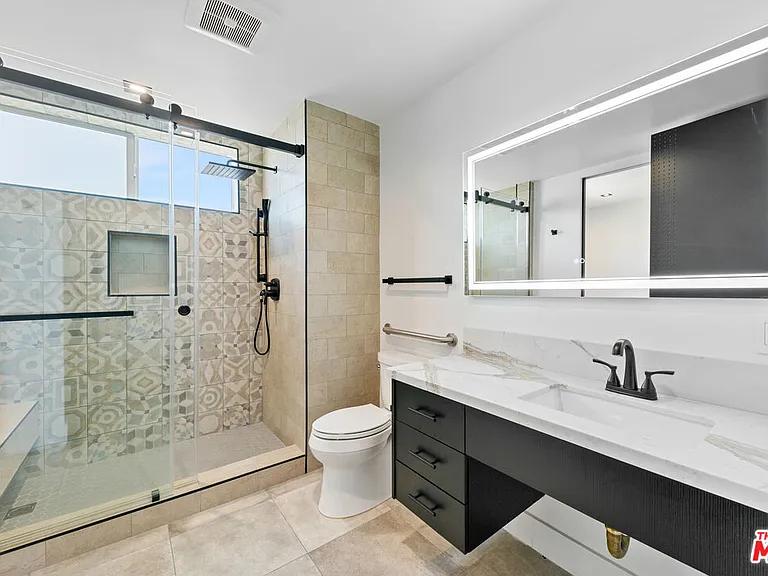 10842 Victory Blvd #201 — Photo 24