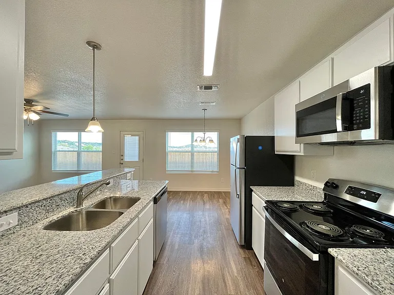 1708 Castroville Trl — Photo 14
