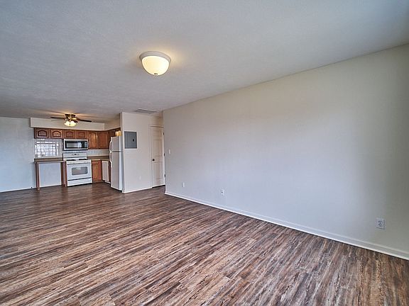 3rd image of 24350 Lakeshore Blvd #305