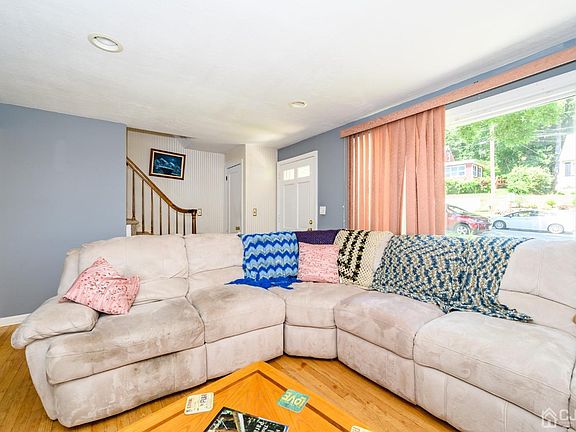 5th image of 14 Westwood Dr N