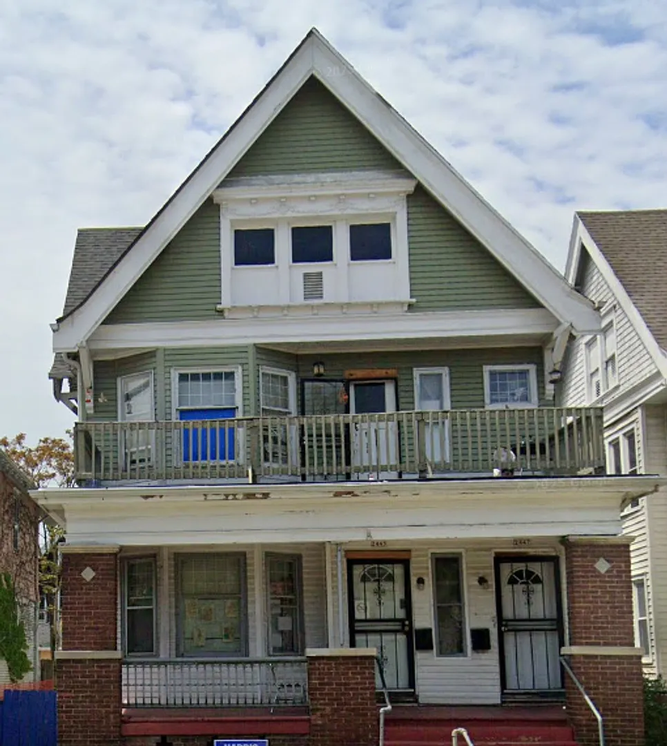 2445N39thy — Photo 1