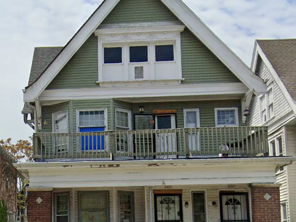 2445 N 39th St