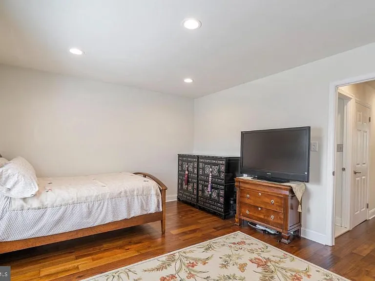 2074 Yorktown S — Photo 28