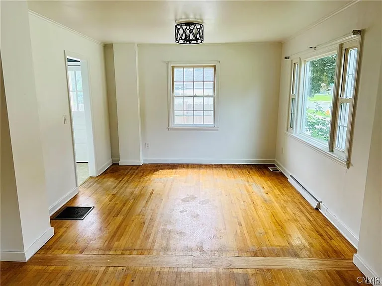 202 Elm St — Photo 2
