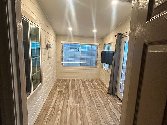 4th image of 206 Fern St #0